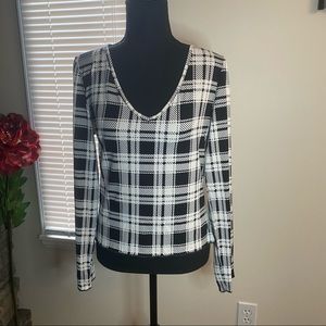 ❤️NWOT Black & White Plaid V-Neck, long sleeve top. Bust 36”, length 20”